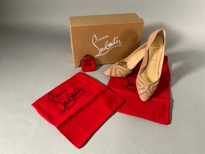 LOUBOUTIN Paris Paire d'escarpins cuir et mesh nude. Signés.…
