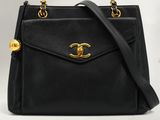 un sac à main Chanel en cuir noir avec des finitions dorées