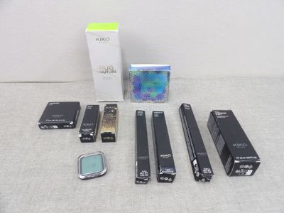 un grand nombre d'appareils électroniques posés sur une table