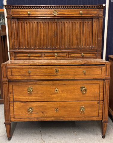 Commode formant secrétaire en bois de placage à décor de marquete...