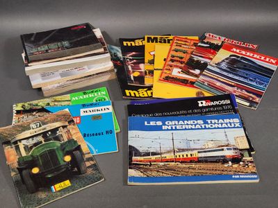 plusieurs livres sont empilés sur une table