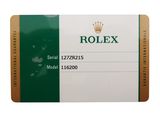 un gros plan d'une carte Rolex sur fond blanc