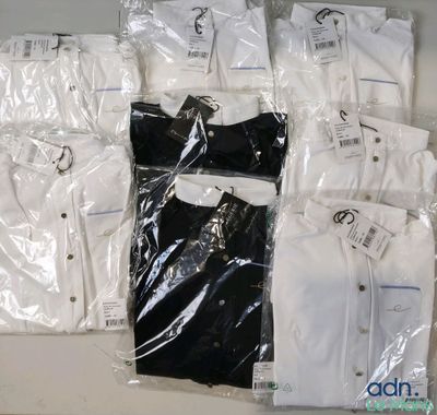 beaucoup de chemises blanches pour hommes posées sur une table