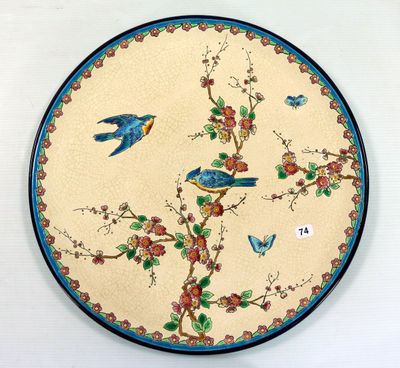 une assiette ornée d'oiseaux et de fleurs sur un fond blanc