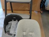 deux chaises et un siège bébé posé par terre