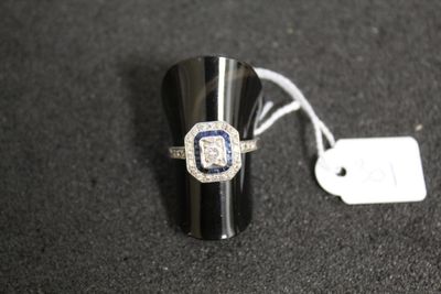 une bague sertie d'un diamant et d'un saphir bleu