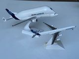 deux maquettes d'avions posées sur une surface blanche