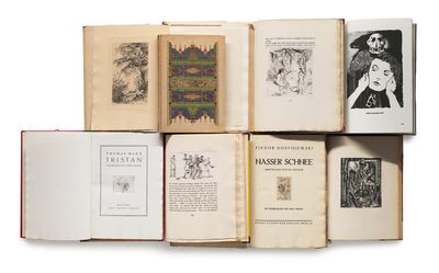 Plusieurs livres ouverts sont empilés les uns sur les autres sur une surface blanche