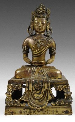 une statue en bronze représentant un Bouddha assis sur un banc