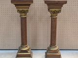 paire de piliers anciens en bois avec des finitions en laiton