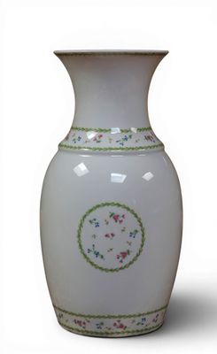 un vase blanc orné d'un motif floral