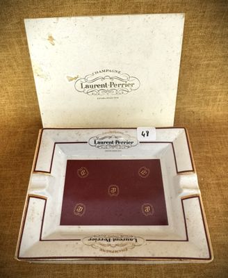 une image représentant une boîte contenant une assiette rouge et blanche