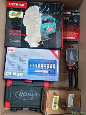une boîte remplie d'outils variés qui se trouvent dans la boîte