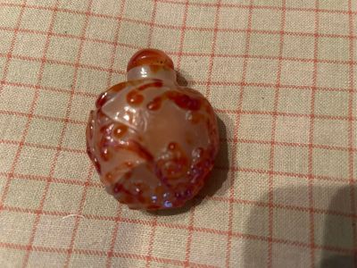 un petit objet en verre posé sur une table