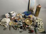 une table sur laquelle se trouvent de nombreux objets différents