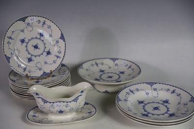 un ensemble d'assiettes et de soucoupes en porcelaine bleue et blanche