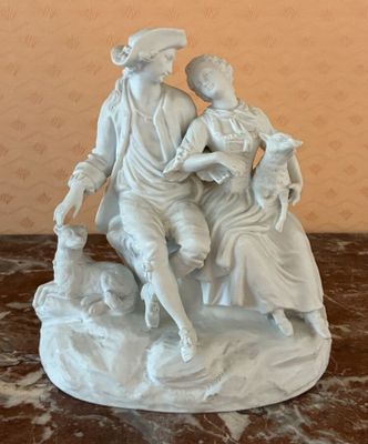 une statue représentant un homme et une femme assis sur un rocher