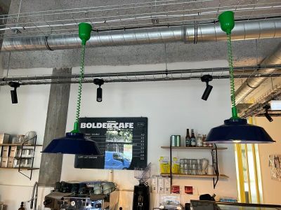 trois lampes suspendues au plafond d'un café