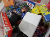 un panier rempli de jouets et de jeux posé par terre