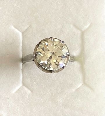 une photo d'une bague en diamant posée dans une boîte blanche