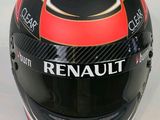 the helmet is black, red, and white with the name renault on it