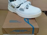 une image représentant une paire de chaussures blanches posée sur une boîte