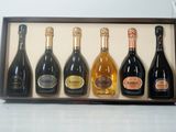 cinq bouteilles de vin dans un coffret en bois