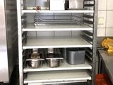 de nombreux plateaux de nourriture sur les étagères de la cuisine