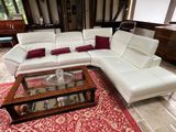 un salon avec un canapé et une table basse
