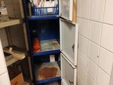 une petite armoire bleue dans un coin de la cuisine