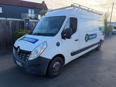 La camionnette est garée sur le bord de la route, devant une maison.