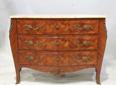 une image d'une commode avec un plateau en marbre