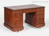 une image représentant un bureau en bois à quatre tiroirs monté sur roulettes