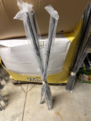 de nombreux morceaux de plastique enroulés autour du dossier d'une chaise