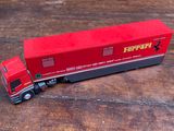 un camion miniature posé sur une table en bois