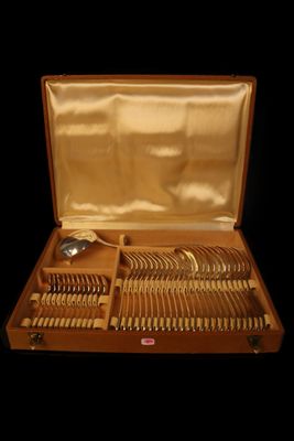 un coffret en bois contenant de l'argenterie, sur fond noir