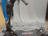 un scooter posé par terre devant une toile de fond