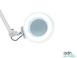 une image montrant un gros plan d'une lampe sur fond blanc