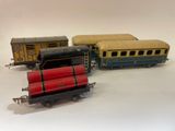 trois petits trains assis l'un à côté de l'autre sur une surface blanche