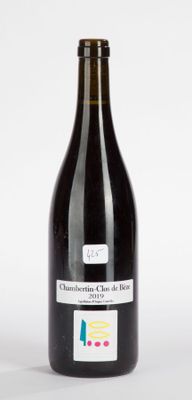 une bouteille de vin posée sur une table