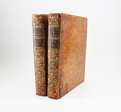 une paire de vieux livres posés l'un sur l'autre