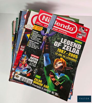 une pile de couvertures de magazines Nintendo posée sur une table