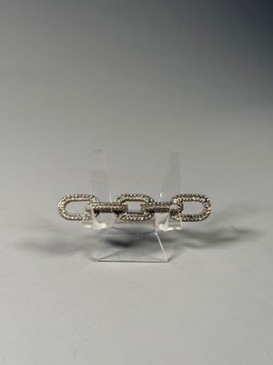 un gros plan sur une paire de boucles d'oreilles posées sur un présentoir transparent