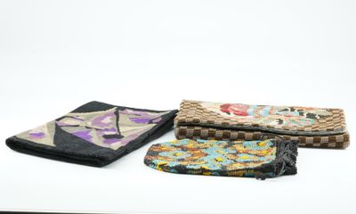 TROIS pochettes porte-monnaie. tapissé et perlés. - Photo 1