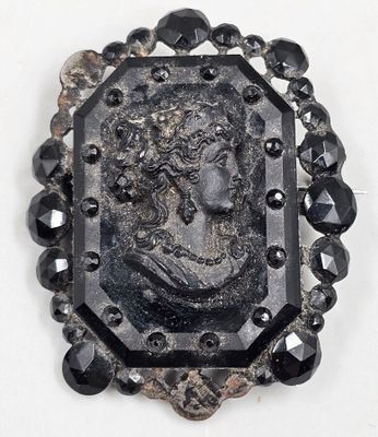 2 / X / Broche en pierre noire de forme rectangulaire …