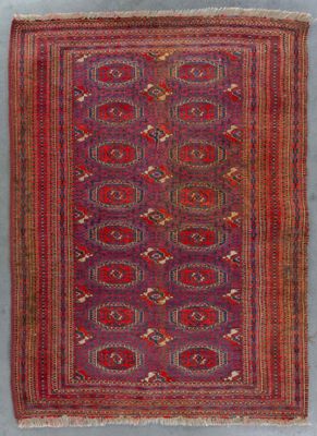 un tapis rouge et rose orné d'un motif géométrique