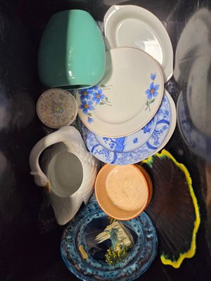 CERAMIQUE, un ensemble d'assiettes, vase et divers, dont un …