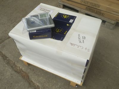 Des boîtes contenant du matériel électronique sont empilées les unes sur les autres sur une table