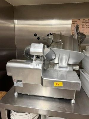 une machine posée sur une table dans une cuisine