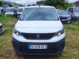 une camionnette blanche garée dans l'herbe
